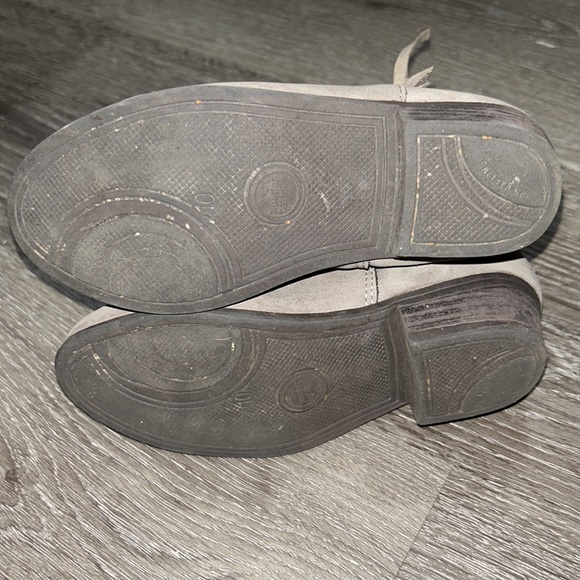 Booties with chain and fringe - Picture 2 of 3